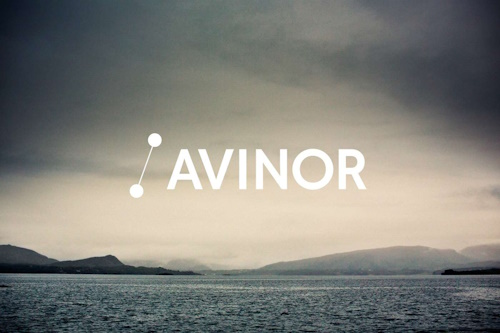 Avinor-logo på en bakgrunn av tåkete havutsikt.